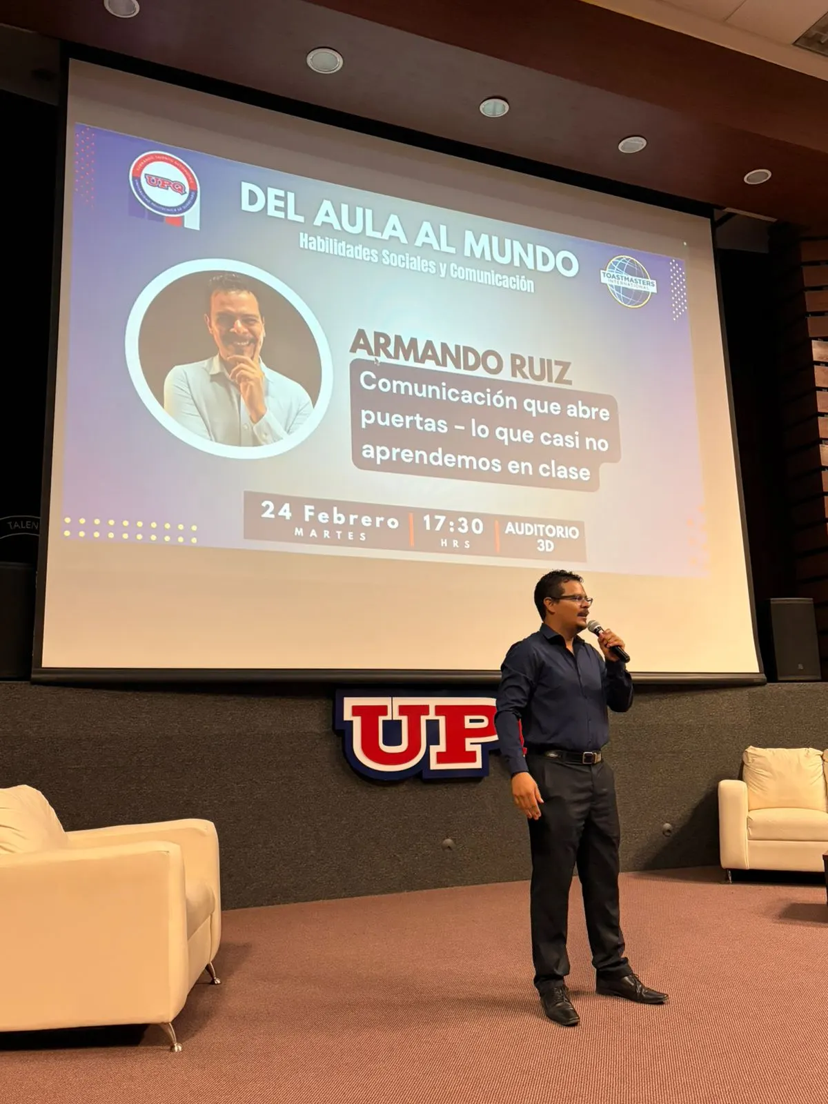 Ponente dando una conferencia sobre comunicación en un auditorio universitario