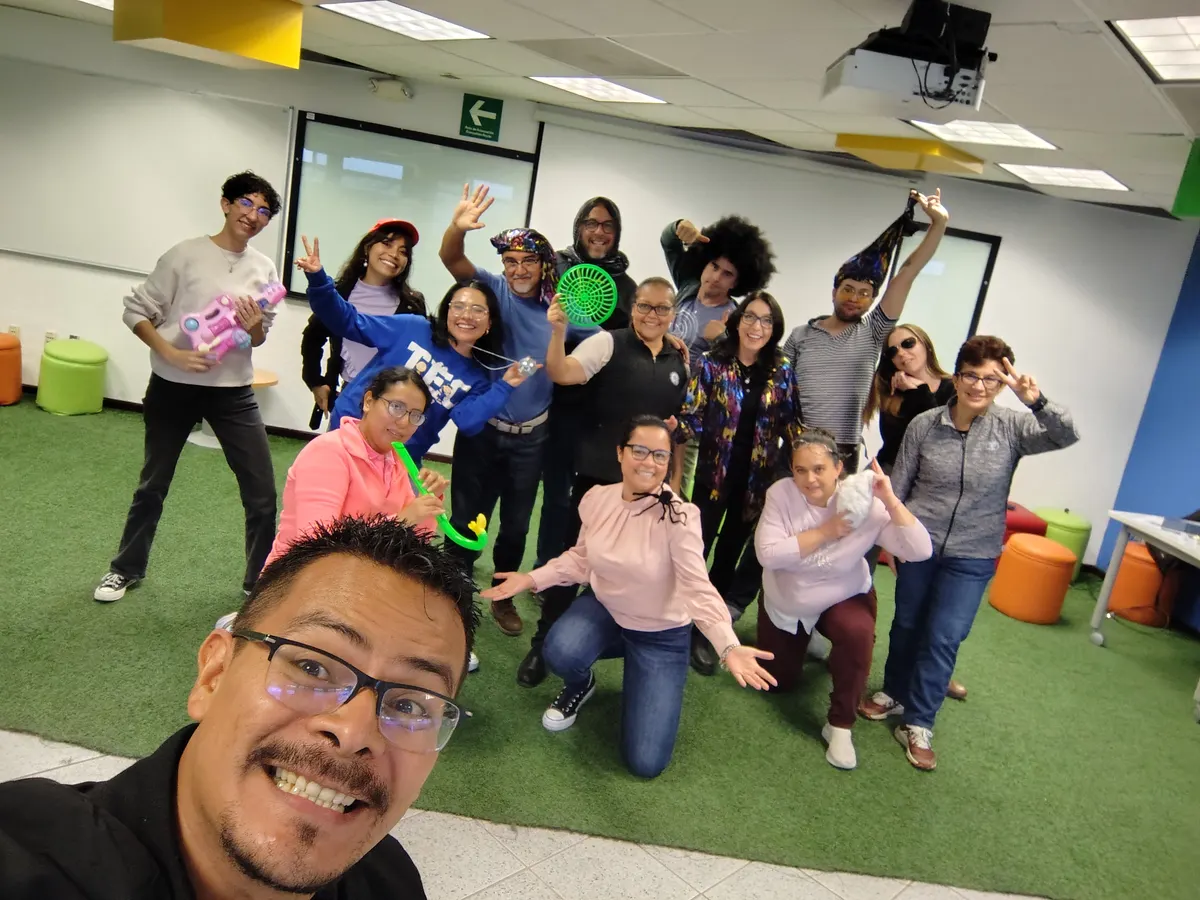Grupo de participantes sonriendo tras una sesión de Expresión sin barreras
