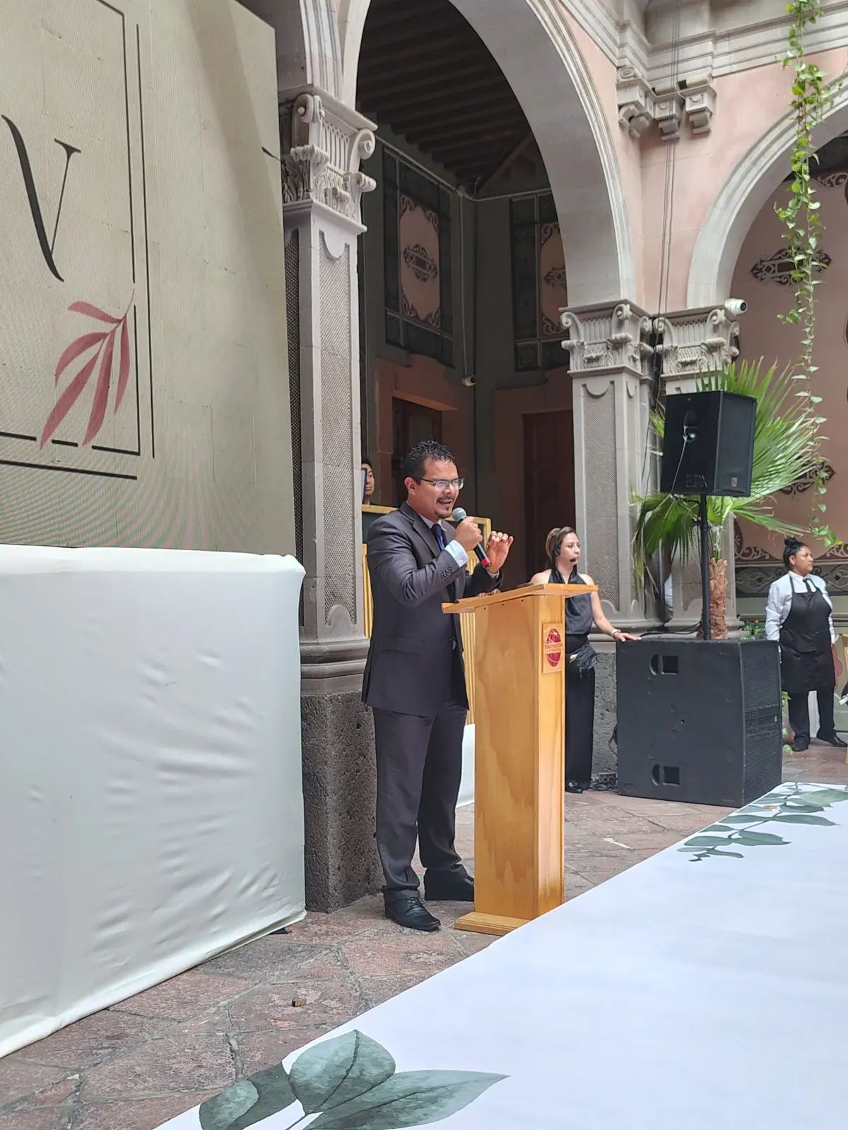 Conferencia desde un podio en un edificio histórico
