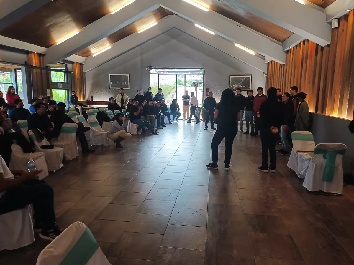 Participantes practicando en un salón de capacitación