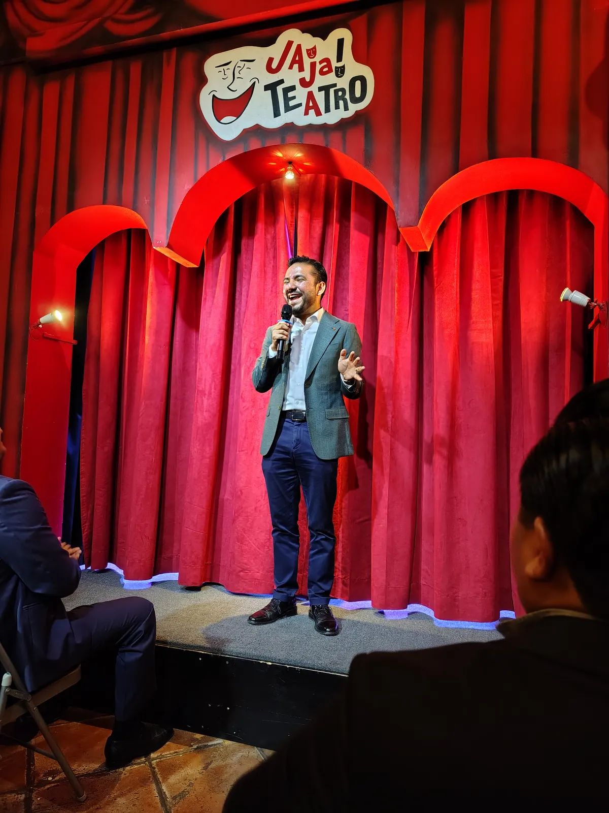 Ponente en un escenario de teatro con micrófono