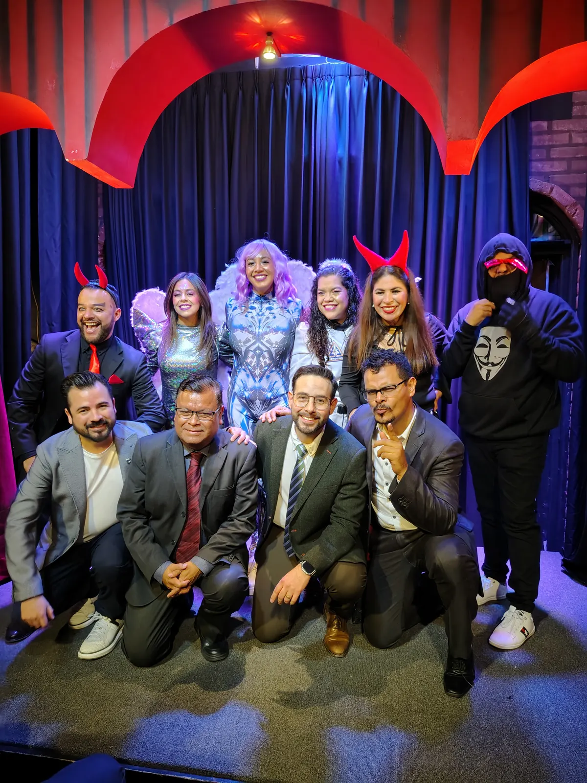 Equipo y participantes en el escenario al cierre de un evento
