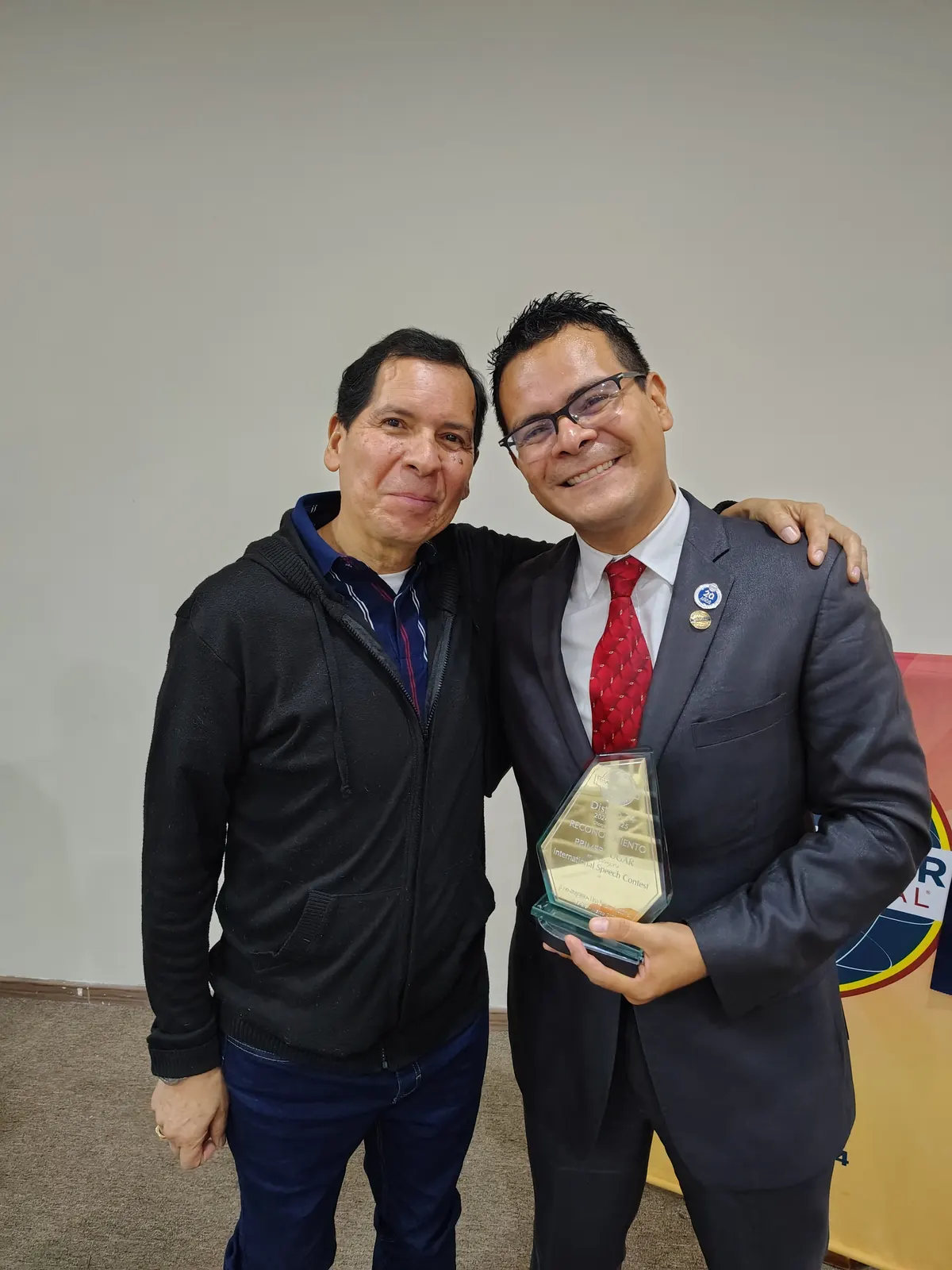 Entrega de reconocimiento a un participante