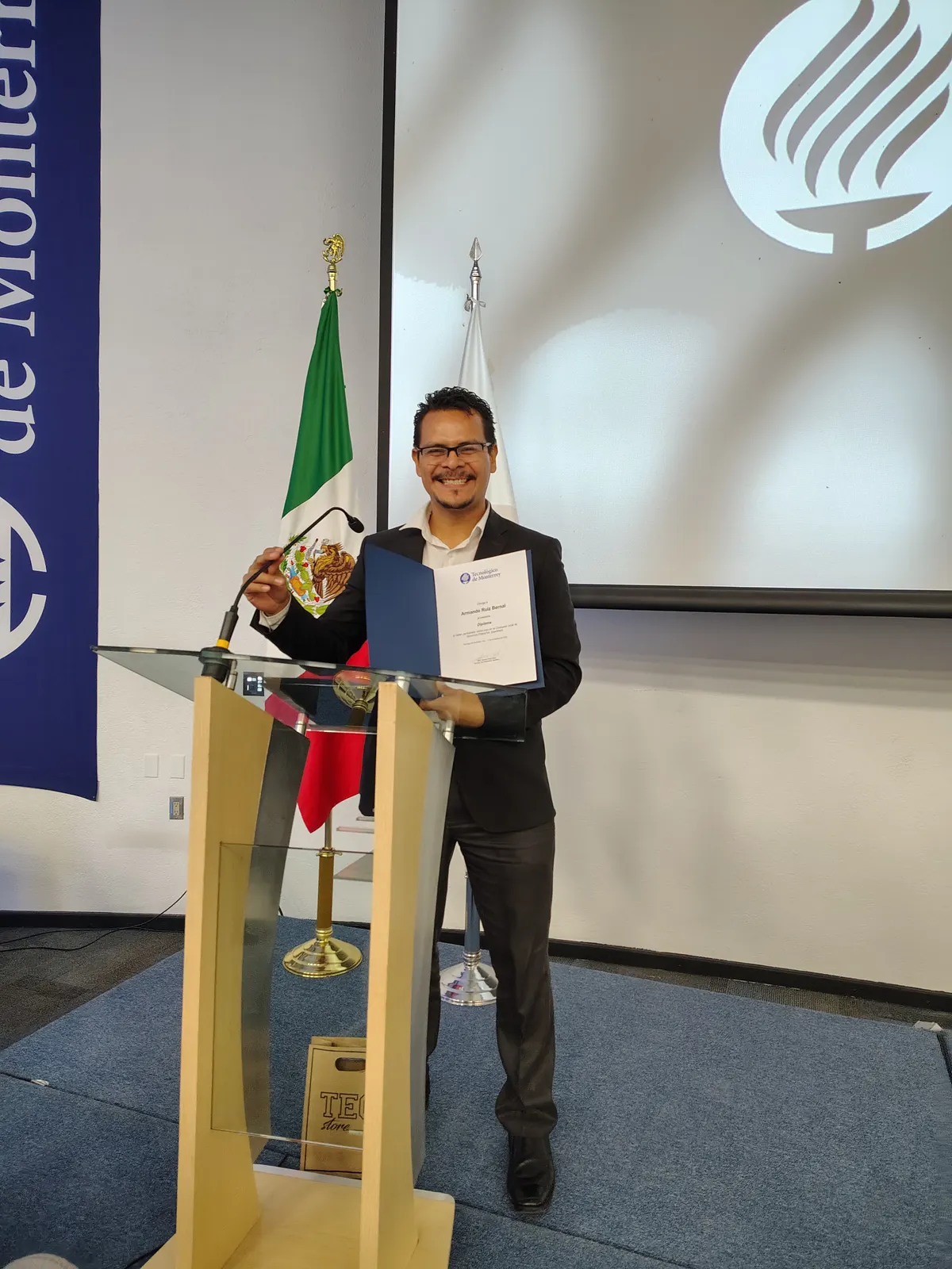 Ponente recibiendo un reconocimiento en un auditorio