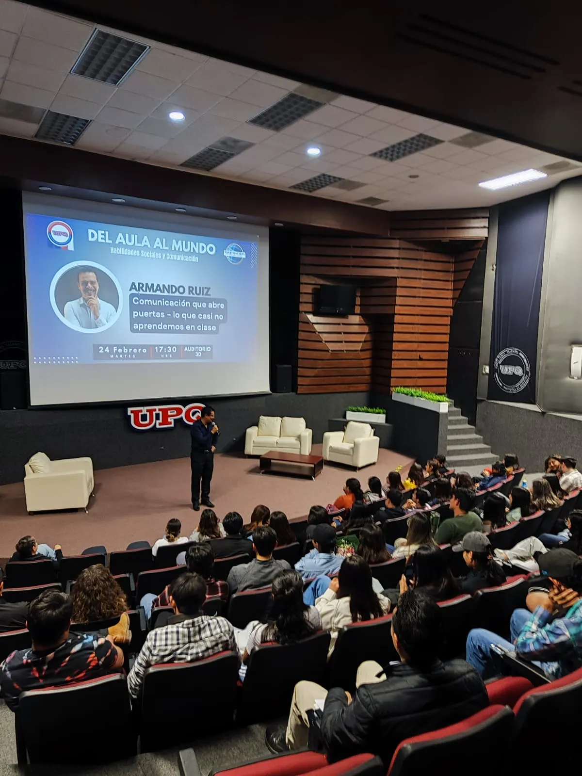Auditorio lleno durante una conferencia de comunicación